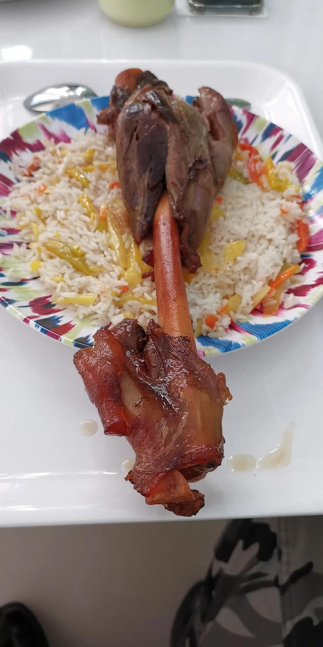 哈密美食排行榜前十名自助（品尝哈密市排名第一的抓饭库尔班江抓饭）(9)