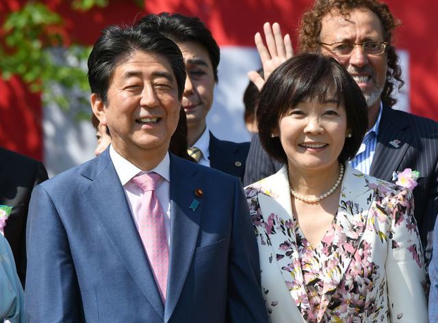 安倍下葬时间（安倍夫人抱着亡夫骨灰盒画面曝光）(2)