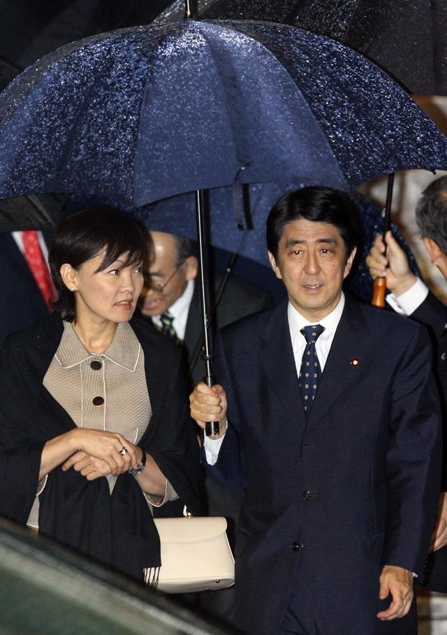 安倍下葬时间（安倍夫人抱着亡夫骨灰盒画面曝光）(6)