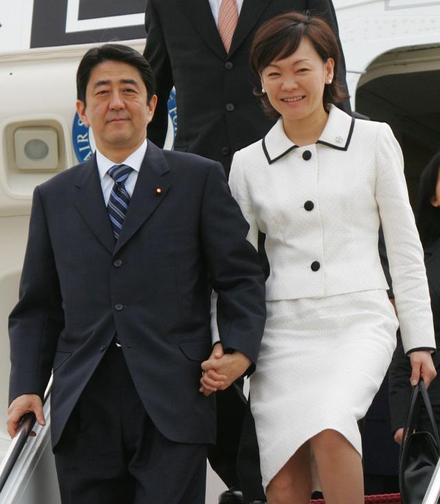 安倍下葬时间（安倍夫人抱着亡夫骨灰盒画面曝光）(7)