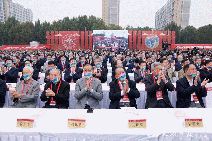 庆祝山东大学建校120周年大会直播（聚焦庆祝山东大学建校120周年大会在济举行）(10)