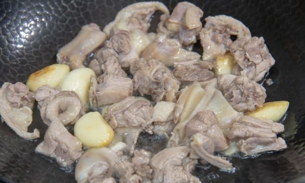 鸭肉怎么焖好吃又嫩,肉质鲜嫩图10