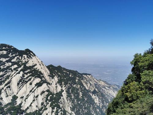 2、北峰位于西安北郊，是华山景区最大的景点。