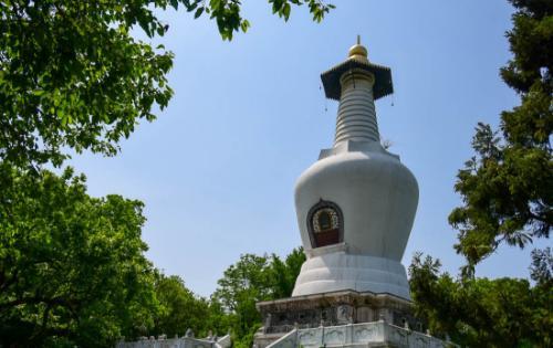 “一夜造白塔”说的就是它，矗立在扬州法海寺的边上