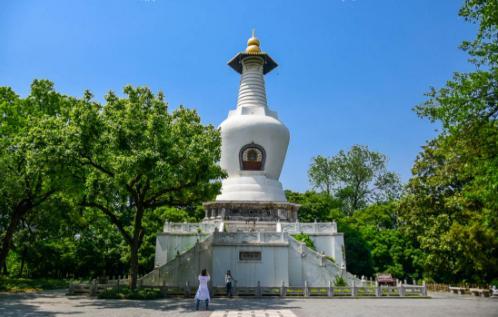 “一夜造白塔”说的就是它，矗立在扬州法海寺的边上