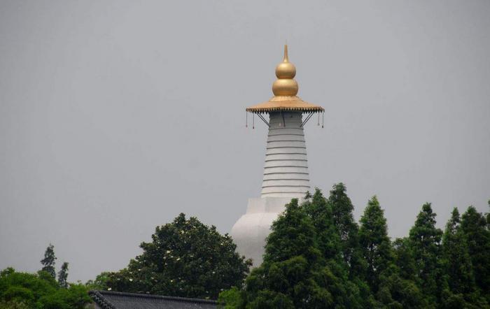 “一夜造白塔”说的就是它，矗立在扬州法海寺的边上