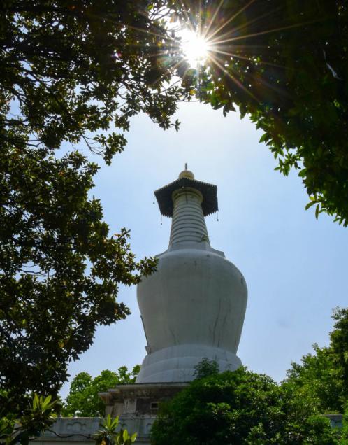 “一夜造白塔”说的就是它，矗立在扬州法海寺的边上