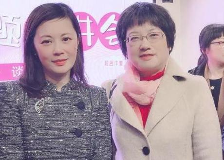 杨澜和老公的婚姻状况（同样嫁外国人姜丰入英籍）(7)