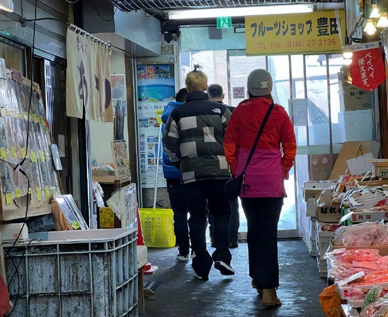 年都已经过完了，鹿晗和关晓彤还在日本旅游，穿情侣装逛街好甜蜜