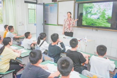 ​何英简介资料（广安友谊中学初中部教师何英：推进可持续发展教育 呵护学生茁壮