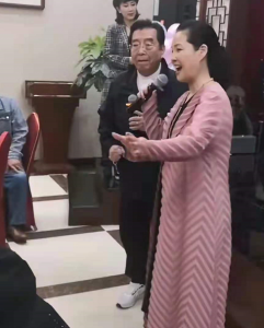 ​82岁李双江携妻子同台演唱，歌声高亢嘹亮中气十足，不输年轻人