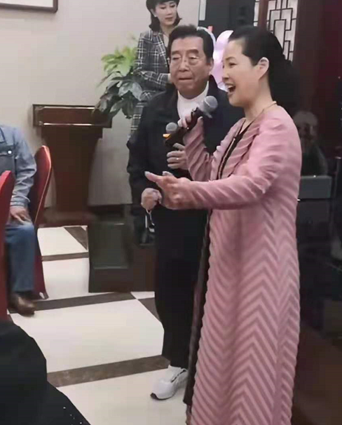 2岁李双江携妻子同台演唱，歌声高亢嘹亮中气十足，不输年轻人"