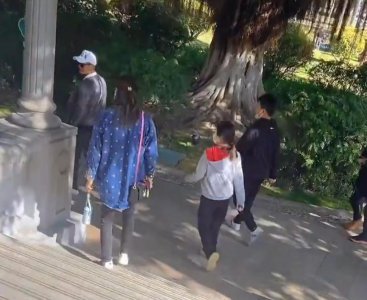 ​林丹夫妇私下散步被偶遇，谢杏芳在后紧跟老公步伐，两人打扮低调