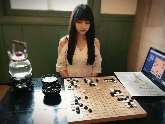 围棋美少女黑嘉嘉，明明可以靠颜值却偏要靠才华