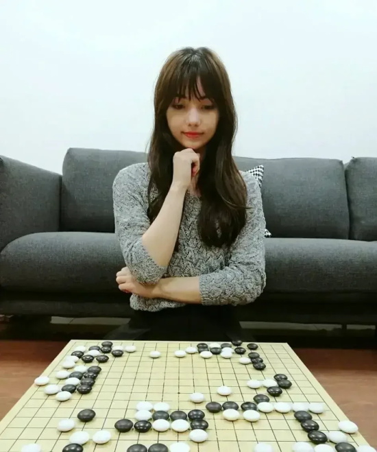 围棋美少女黑嘉嘉，明明可以靠颜值却偏要靠才华