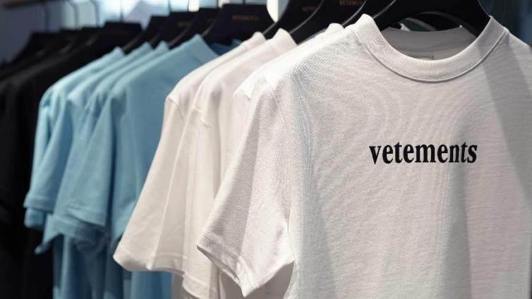 （VETEMENTS经典款T-shirt）