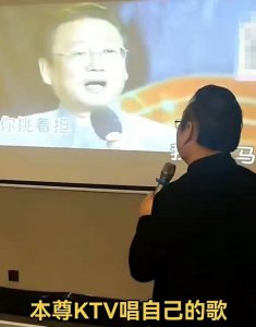 ​75岁蒋大为近照曝光，现身KTV唱歌，穿戴奢侈品生活惬意