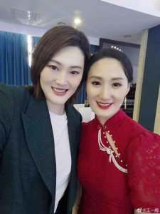 ​王一梅出席女排队友婚礼，穿小西装太帅气，担任总经理后气质大变