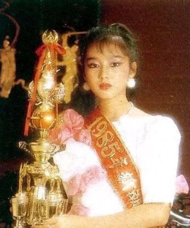 52岁朱丽倩近照，被刘德华宠了32年，女儿长得很像刘德华